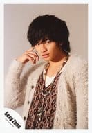 SexyZone/中島健人/バストアップ・衣装白カーディガン・インナー豹柄・右手人差し指顔・背景ベージュ/公式生写真