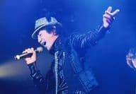 E＆Y/津田英佑/ライブフォト・横型・右手マイク・左手上げ・帽子/DVD「ANI-SONG LIVE 2012」初回限定特典生写真
