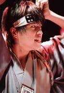 渡部紘士/ライブフォト・バストアップ・和服・右向き・両手上げ/生写真