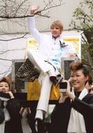 宝塚歌劇団(星組)/柚希礼音/全身・座り・衣装白・右手上げ・足組み・神輿・千秋楽楽屋入・2Lサイズ/「宝塚歌劇団」公式生写真