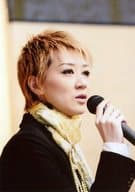 宝塚歌劇団(宙組)/凰稀かなめ/バストアップ・衣装黒・ストール黄・右手マイク・体右向き/銀河英雄伝説(博多) ファンクラブお茶会生写真