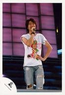 嵐/相葉雅紀/ライブフォト・膝上・衣装Tシャツ白・右手マイク・左手腰・笑顔/公式生写真