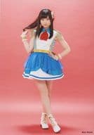 Wake Up Girls!/吉岡茉祐/全身・衣装白.青・ネクタイ赤・右手髪・左手腰・足交差・背景赤/Wake Up， Girls! Bromide 2016 SUMMER