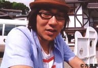 小野友樹/横型・バストアップ・衣装青・白・赤・帽子・体右向き・建物・車・野外/映画「力俥～RIKISHA～草津熱湯編」イベント上映物販生写真