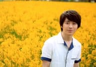 村井良大/横型・上半身・衣装白・背景黄色.花/「2016年度カレンダー 発売記念イベント」会場限定生写真