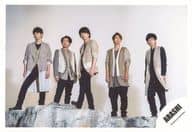 嵐/集合(5人)/横型・全身・衣装ベージュグレー黒・センター櫻井・松本大野目線左上・櫻井相葉二宮目線右上・岩/「Power of the Paradise」PV＆ジャケ写撮影/公式生写真