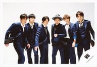V6/集合(6人)/横型・膝上・衣装黒紺白・森田帽子・目線右・背景白/公式生写真
