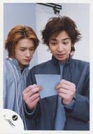 ジャニーズ/滝沢秀明・生田斗真/上半身・衣装グレー・目線下・生田両手紙・滝沢体右向き/公式生写真