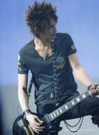 INORAN/ライブフォト・膝上・衣装黒・両手ギター・顔右向き・背景青/FC「NO NAME?」限定生写真