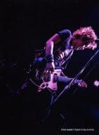 INORAN/ライブフォト・膝上・衣装黒・右向き・両手ギター・スタンドマイク・斜め・背景黒/FC「NO NAME?」限定生写真