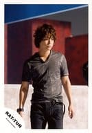 KAT-TUN/亀梨和也/膝上・衣装グレー.黒・目線右・口閉じ・両手下・背景赤.青.白/公式生写真