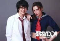 井深克彦(蘭子)・太田基裕(サトシ)/横型・上半身・衣装白・黒・赤・制服・眼鏡・井深左手腰・背景グレー・キャラクターショット/舞台「覇権DO!!～戦国高校天下布武～」ブロマイド購入特典