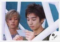 ジャニーズ/山下智久・生田斗真/顔アップ・山下.衣装グレー・生田.衣装カーキ・両手紙・目線下・背景青.白/公式生写真