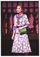 宝塚歌劇団(宙組)/遥羽らら/ライブフォト・膝上・衣装白・赤・青・左向き・鞄・2Lサイズ/宙組新人公演「王妃の館-Chateau de la Reine-」舞台写真
