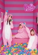 大坪由佳・清都ありさ・高橋未奈美/全身・衣装ピンクの着ぐるみ・右手カラーボール持ち・背景ピンク・紫/「MARINE COLLECTION LIVE 2016」限定グッズ「『由佳・ありさ・未奈美のMラジ!!』シリコンバンド」特典ブロマイド