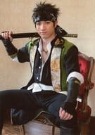 福山翔大(永倉新八)/膝上・洋装・座り・肩に鞘・キャラクターショット/ミュージカル「薄桜鬼」原田左之助篇 トレーディングブロマイド