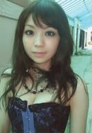 秋山奈々/バストアップ・衣装黒青・ネックレス・体左向き・口閉じ・背景緑/写真集「dear」ワニマル店限定特典生写真