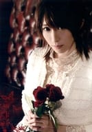 名塚佳織(鳴沢瞳子)/上半身・衣装白・左向き・両手花・キャラクターショット/舞台「黒薔薇アリス」生写真