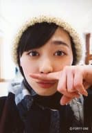福原遥/顔アップ・衣装黒・マフラー・ニット帽・左手人差し指顔/福原遥 生写真セットver.4