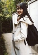 水谷果穂/膝上・衣装白・コート・鞄・左向き・左手ポケット/水谷果穂 生写真セットver.4