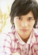 篠谷聖/バストアップ・衣装白・ピンク・口閉じ・正面・右寄り/生写真