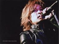 INORAN/ライブフォト・横型・バストアップ・衣装黒・左手マイク口元・背景黒/FC「NO NAME?」限定生写真