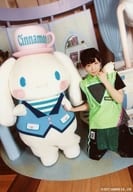 AIZENN/深海誉/全身・膝立ち・衣装緑黒・手繋ぎ・左手顎・シナモロール/夢みる☆ディアステージ in サンリオピューロランド 個人ブロマイド