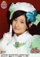 スマイレージ/福田花音/バストアップ・衣装白緑・右手指差し・背景赤/しゅごキャラエッグ!