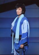 宝塚歌劇団(月組)/轟悠/ライブフォト・上半身・青紺水色衣装・体左向き・2Lサイズ/月組博多座公演「長崎しぐれ坂」「カルーセル輪舞曲(ロンド)」舞台写真
