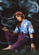 薫太(義丸)/全身・しゃがみ・左向き・首傾げ・右足立て・背景黒・キャラクターショット/「ミュージカル 忍たま乱太郎 第8弾 再演 がんばれ五年生!技あり、術あり、初忍務!!」ブロマイド第2弾