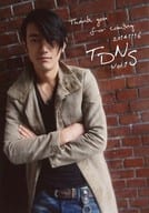 谷口賢志/膝上・衣装黒・ベージュ・腕組み・レンガ/谷口賢志 ファンミーティング TDNS vol.1 「37」 来場者特典生写真