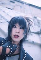 girugamesh/愁(shuU)/顔アップ・衣装黒・チェック・右手首元・左下寄り・目線右上・背景建物/アーティスト生写真