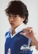 松井勇歩(日向小次郎)/バストアップ・ユニフォーム・左向き・左手指差し・キャラクターショット/「超体感ステージ『キャプテン翼』」ブロマイド
