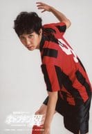 AKI(カルロス・サンターナ)/膝上・ユニフォーム・左向き・右手上げ・キャラクターショット/「超体感ステージ『キャプテン翼』」ブロマイド