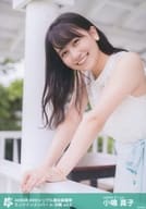 小嶋真子/上半身・白水色衣装・体左向き・木の策に両手/AKB48 49thシングル 選抜総選挙～まずは戦おう!話はそれからだ～ ランクインメンバー ロケ生写真 in沖縄 vol.2