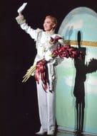 宝塚歌劇団(宙組)/凰稀かなめ/ライブフォト・全身・衣装白・銀赤金・右手上げ・左手花束・目線左・スポットライト・2Lサイズ/「凰稀かなめサヨナラショー」退団2L5枚組舞台写真
