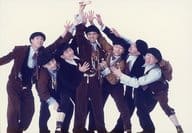 チェッカーズ/集合(7人)/横型・全身(足見切れ)・衣装茶黒・片手上げ/生写真