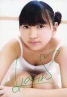 ☆愛希かりん/直筆サイン入り・バストアップ・しゃがみ・衣装白・両手交差・背景白/DVD「カリンのマカロンはレモン色」予約特典