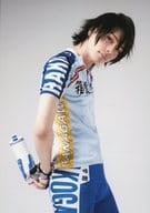 飯山裕太(新開悠人)/膝上・ユニフォーム・右向き・両手後ろボトル・キャラクターショット/舞台『弱虫ペダル』新インターハイ篇～ヒートアップ～ トレーディングブロマイド