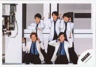 嵐/集合(5人) /横型・膝上・衣装白青黒・二宮、大野しゃがみ・後列相葉、松本、櫻井/Doors ～勇気の軌跡～PV＆ジャケ写撮影オフショット/公式生写真