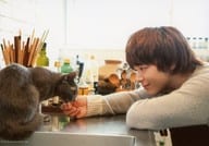 中村倫也/横型・バストアップ・衣装グレー・右手前・左腕曲げ・目線左/写真展「ねこ男子」個人ブロマイド