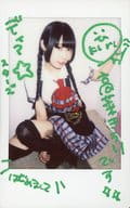 ☆ディア☆/高菜きうり/直筆サイン・メッセージ入り「はじめまして」・全身・衣装白・青・しゃがみ・左手上げ・背景白/「アイドル横丁七夕袋」出演者ランダムチェキ