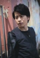 村井良大/バストアップ・衣装黒・体右向き・両手下・目線左/村井良大 ハロウィンparty2016 イベント会場販売生写真