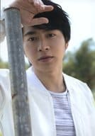 村井良大/バストアップ・衣装白黒・ボーダー・右手上げ/村井良大 ハロウィンparty2016 イベント会場販売生写真