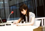 井口眞緒/横型・ボーダー柄衣装白.黒・目線下/【20170915放送回】/欅坂46 こちら有楽町星空放送局 こんぷりんブロマイド