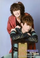 吉岡佑(本条政虎)・橋本真一(コハク)/膝上・衣装赤・緑・黒・吉岡座り・腕組み・背景紫・キャラクターショット/『舞台「遙かなる時空の中で6 幻燈ロンド」プレミアムパーティー ～蠱惑の森～』ブロマイド