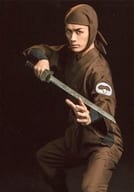 藤田遼平(ドクササコのすご腕忍者)/膝上・右手武器・背景黒・キャラクターショット・「ドクササコ城セット」/「ミュージカル『忍たま乱太郎』第9弾 ～忍術学園陥落!夢のまた夢!?～」ブロマイド第1弾