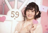 Wake Up， Girls!/高木美佑/横型・バストアップ・衣装ベージュ・右手指差し・左手ハートの小物・ドア・背景ピンク白/『i☆Ris＆Wake Up， Girls!バレンタインLIVE!! 2018』バレンタインブロマイド(Wake Up， Girls!)