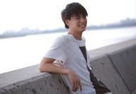 高野洸/横型・膝上・衣装白黒・右向き・寄りかかり/「高野洸 1st DVD『19→20～nineteen to twenty～』」発売記念イベント 生写真Eセット