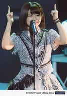 Juice=Juice/金澤朋子/ライブフォト・膝上・衣装銀黒・両手指差し・スタンドマイク・目線右/公式生写真